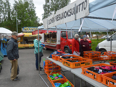 Torilla myyntipöytiä