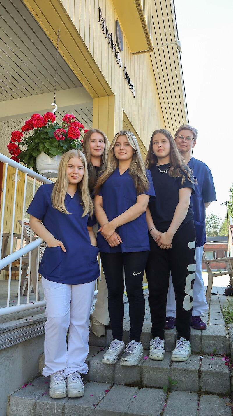 Nuoria vanhustyöharjoitteilijoita portailla