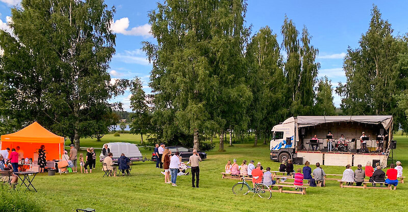 Musiikkitapahtuma nurmikentällä