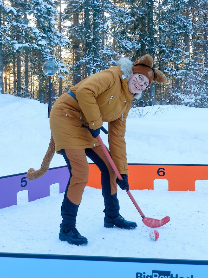 Kissapukuinen aikuinen